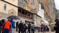 Vernici se okupili ispred manastira Ostrog, Amfilohije: Samo treba da poštujemo sve zahteve