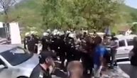 Snimak sukoba policije i građana kod Berana: Protestovali zbog hapšenja vladike, rasterani suzavcem