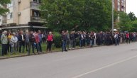 Neprekidna molitva ispred suda u Nikšiću: Stotine građana stoji sa svećama i ikonama u rukama