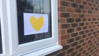Porodice širom sveta na prozore stavljaju žuta srca, a iza svega stoji pretužna priča