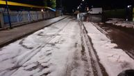 Jako nevreme sa gradom protutnjalo noćas kroz Arilje i okolna sela: Ulice se bele kao usred zime