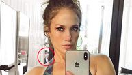 Džej Lo objavila "bezazlen" selfi, fanovi u ogledalu spazili glavu čoveka sa povezom preko usta!