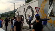 "Poklaše" se Srbi preko Drine zbog grafita: Delije došle da "kreče" pred Grobarima, policija nemoćna