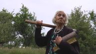 Ljubica je prava super baka: Iako ima 95 godina ona kosi, seče drva i trči sa unucima