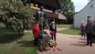 I dalje se sećaju Tita: U Kumrovcu obeležen Dan mladosti-radosti, položili vence kraj spomenika