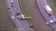 Veština pilota spasila živote: Pokvareni avion prinudno sleteo na auto-put i izazvao kolaps