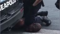Policajac u Mineapolisu uhapšen zbog smrti Džordža Flojda: Klečao mu je na vratu
