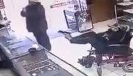 Mladić u invalidskim kolicima, bez ruku, pokušao da opljačka zlataru držeći pištolj u stopalima