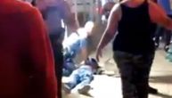 Muškarac ubijen tokom nasilnih protesta u Mineapolisu: Leži na zemlji, policajac ga reanimira