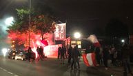 Zastave, policija i vatromet: Navijači u koloni pratili fudbalere Zvezde do Marakane