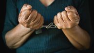 Žena u Trsteniku uhapšena zbog sumnje na šverc: Našli joj 27 kilograma rezanog duvana i 1.750 paklica