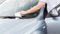 Žena dobila kaznu za parkiranje, a kada je otvorila kovertu skoro je pala u nesvest
