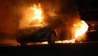 Užas na Zrenjaninskom putu: Zapaljen automobil, mladić prevezen na reanimaciju