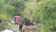 Strašne slike nesreće kod Nikšića: Autobus sleteo u provaliju, poginule dve devojke, 19 povređenih