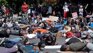 "Ne mogu da dišem": Hiljade demonstranata ležalo i izgovaralo poslednje reči Džordža Flojda