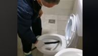 Užas u karantinu u Ulcinju: Snimak izvlačenja zmije koja je kroz kanalizaciju došla do wc šolje