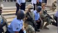 Policija pala na kolena i odala počast Džordžu Flojdu, demonstranti ih ohrabrivali