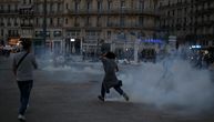 Protesti u Francuskoj prerasli u masovni izliv besa: Policija suzavcem terala ljude u Parizu
