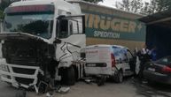 Sudar na Ibarskoj magistrali: Vozaču kamiona zakovao volan, pa izgubio kontrolu nad vozilom