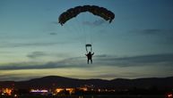 Spektakl na nebu: Padobranci Vojske Srbije iskočili iz aviona sa visine od 5.000 metara