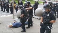 Policajci koji su brutalno gurnuli starijeg čoveka na protestu pušteni na slobodu bez kaucije