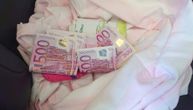 Carinici u naslonu za ruke našli sumnjivu torbu i roze čarapu: Unutra je bilo dovoljno para za stan
