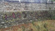 "Za dom spremni" na biračkom mestu u Zagrebu, ogavan grafit o srpskoj deci u Splitu kod škole
