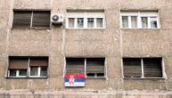 Oronula zgrada i na njoj brojne srpske zastave