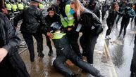 Tokom protesta u Londonu povređena policajka koja se na konju zakucala u semafor