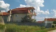Selo na jugu Srbije ponosi se bogatim kućama punim ljudi, ali u njima su najstarije devojke i momci
