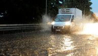 Hitno upozorenje RHMZ: Snažni pljuskovi, sugradica i jak vetar pogodiće 2 okruga u Srbiji u narednih 40 minuta