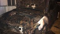 Izgoreo auto vozača CarGo: Kamere snimile čoveka kako poliva benzinom vozilo i pali ga