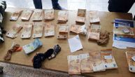 Srpski carinici za jedno jutro "ulovili" 73.000 evra: Turci uspeli da stave 17.000 u jedan jastuk