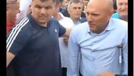 Posle hapšenja, predsednik Opštine Budva na slobodu izašao na štakama