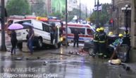 Snimak vatrogasaca koji seku auto ispred Vlade Srbije u kom je zarobljena 1 osoba: Poginulo dvoje