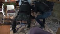 Policija upada u kafić u Beogradu, cela akcija se snima, obaraju ih na pod, na stolu nalaze evre