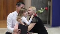 Dirljiv susret devojčice sa roditeljima: Savići joj potrčali u zagrljaj, a ona im dala poklon