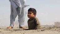 Roditelji zakopavaju decu u pesak jer veruju da će se tako izlečiti od raznih stanja