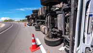Nesreća kod Bubanj potoka: Kamioni prevrnuti pored puta