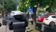 Sukobi u Budvi: Policija bacila suzavac, kamenovana stanica policije, Bulatovića gađali jajima