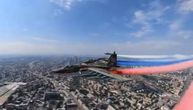 Demonstracija sile: Pogledajte kako Suhoji crtaju trobojku na moskovskom nebu
