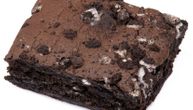 Čokoladni oreo brauni od samo 4 sastojka: Probajte najkremastiji kolač koji se priprema za 5 minuta