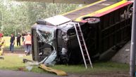 Drogiran vozač autobusa sleteo sa nadvožnjaka: Jedna osoba stradala