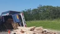 Saobraćajna nezgoda kod Lozovika: Na auto-putu prevrnuta prikolica kamiona, po asfaltu prosute letve
