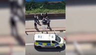 Novi video brutalnog hapšenja: Policajci u Londonu zgrabili crnca, šutirali ga i bacili na zemlju