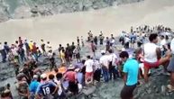UZNEMIRUJUĆE! Na desetine tela poginulih rudara pored obale u Mjanmaru, snimljen trenutak katastrofe