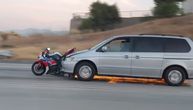 Udario motociklistu na auto-putu, pa gurao motor par kilometara bežeći sa mesta nesreće