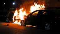 Stravičan prizor na auto-putu kod Ostružnice: Gori automobil kraj puta, vozilo celo u plamenu