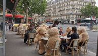Džinovske plišane mede: Kafići u Parizu vas na najslađi način teraju da držite socijalnu distancu