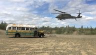 Turistička olupina postala opasnost: "Into the Wild" autobus helikopterom premešten na novu lokaciju
